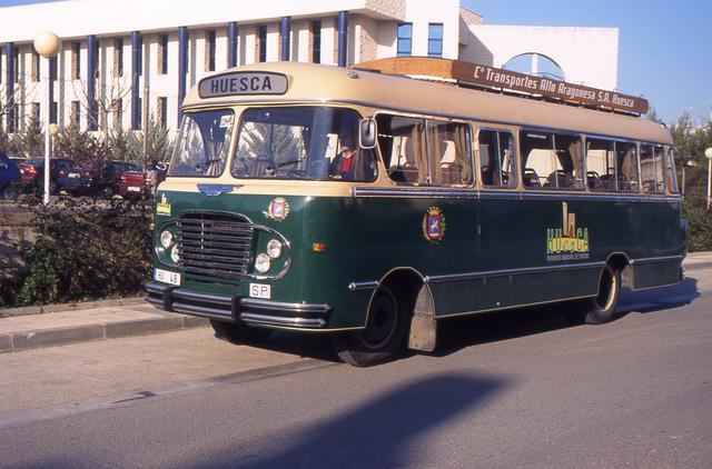 Este autobús sigue luciendo una matrícula de sólo dos cifras.